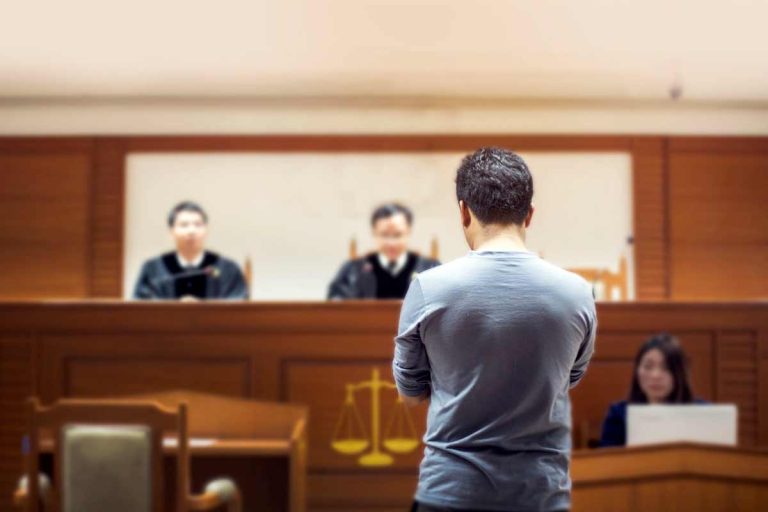 un retraite face au tribunal compiegne