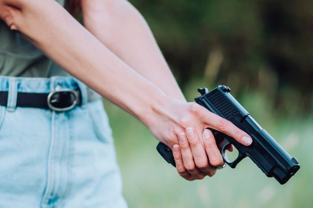 une mère utilise une arme à feu contre son propre fils de 13 ans