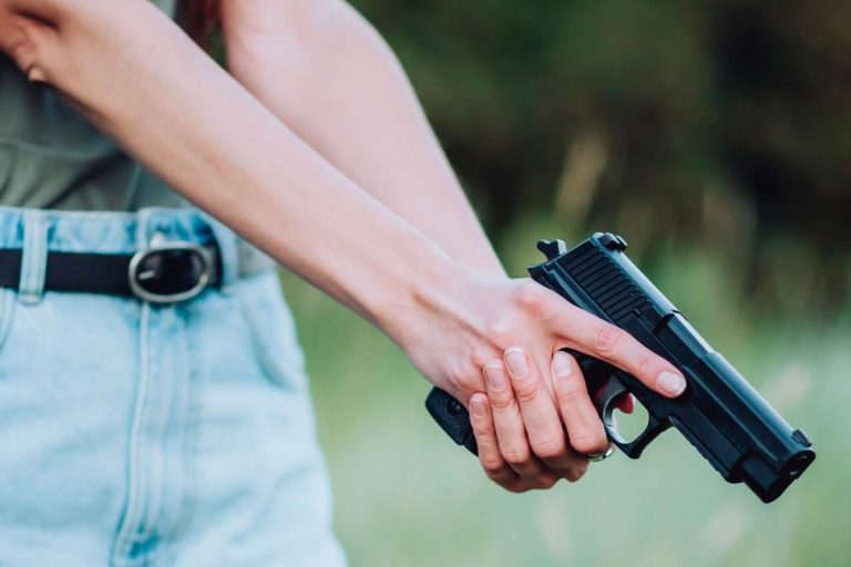une mère utilise une arme à feu contre son propre fils de 13 ans