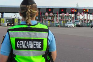 18 migrants secourus in extremis dans un camion frigorifique sur l'autoroute A16