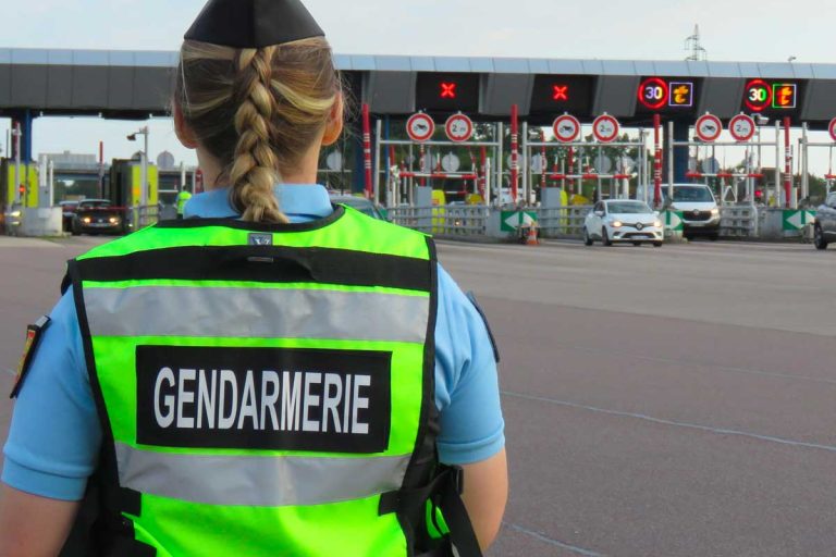18 migrants secourus in extremis dans un camion frigorifique sur l'autoroute A16