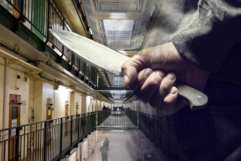 un détenu attaque violemment un surveillant au couteau