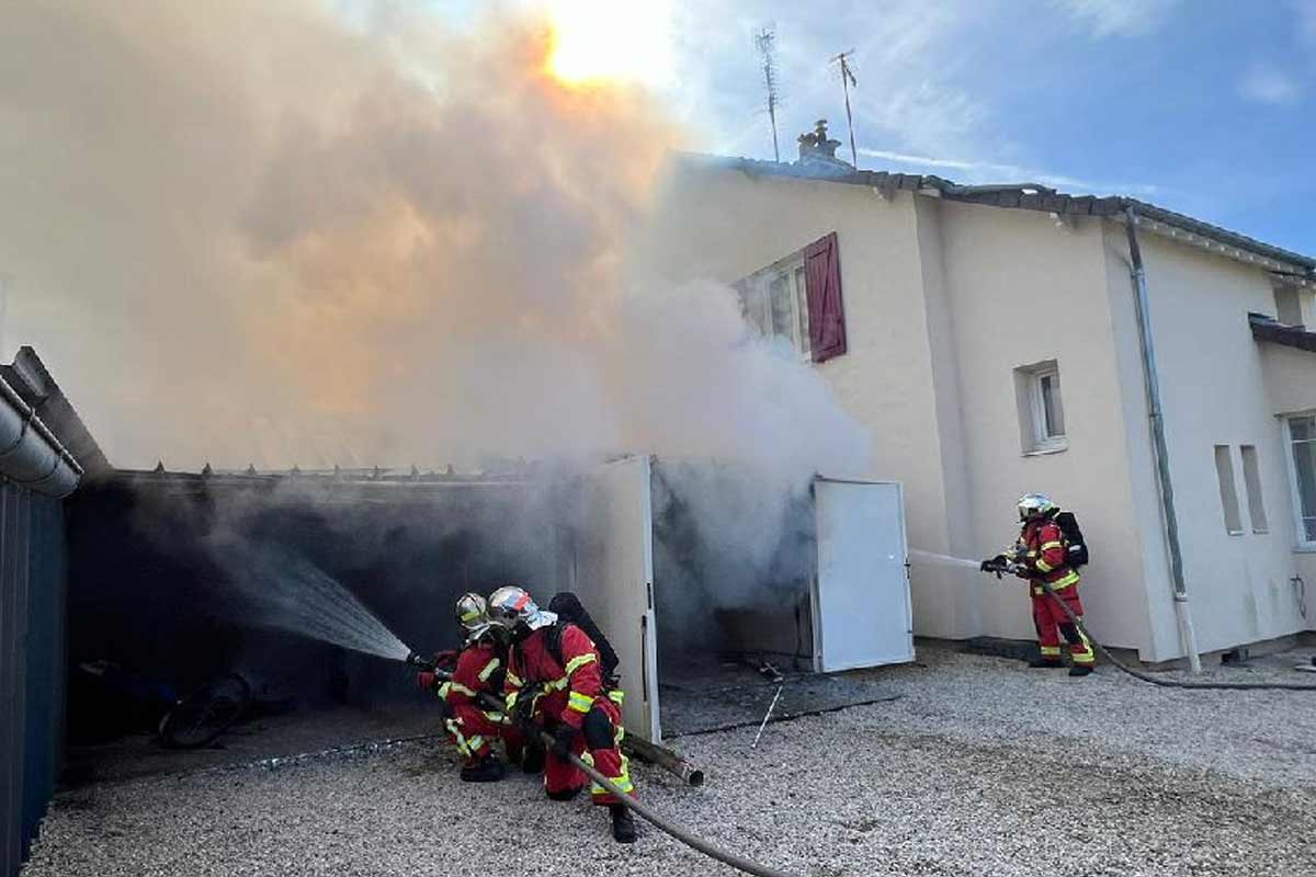 un immense incendie consume un garage dans un quartier paisible de chambly