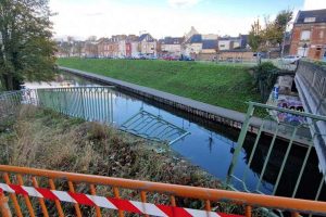 amiens voiture tombe eau