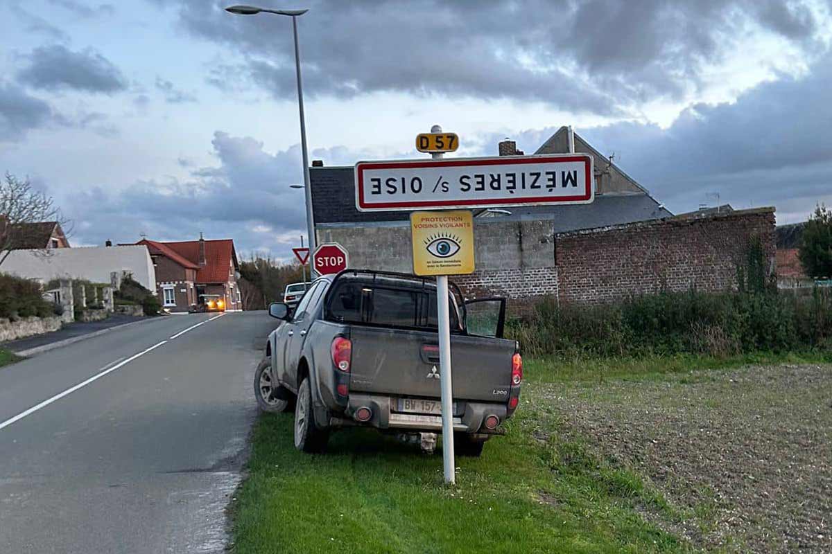 Des panneaux de communes retournés dans l'Aisne