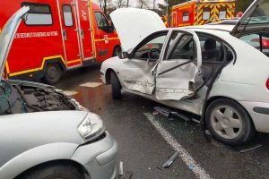 deux voitures se percutent au rond-point carrefour de l'Abbaye à Compiègne
