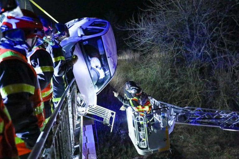 chaulnes voiture accrochee au pont