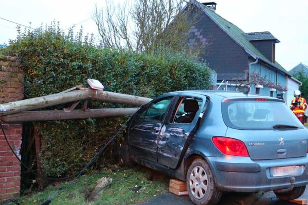 peugeot 307 détruit un poteau de téléphonie