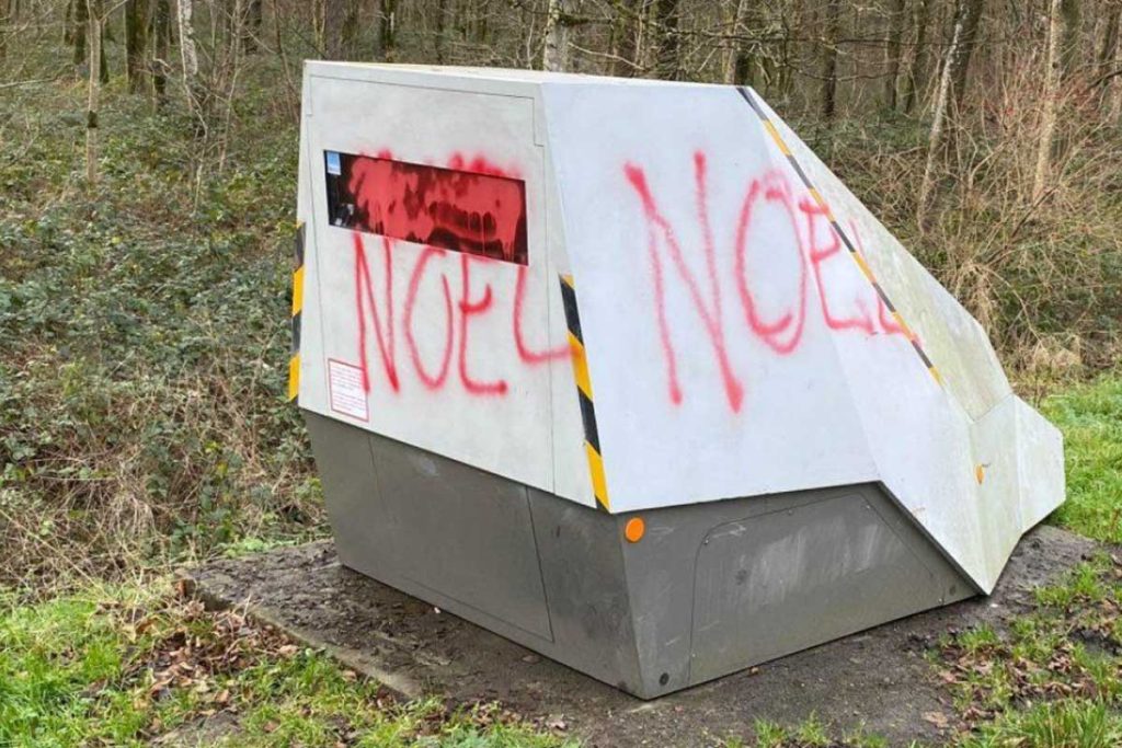 Radar de chantier dégradé aux couleurs de Noël dans l'Aisne rd1043