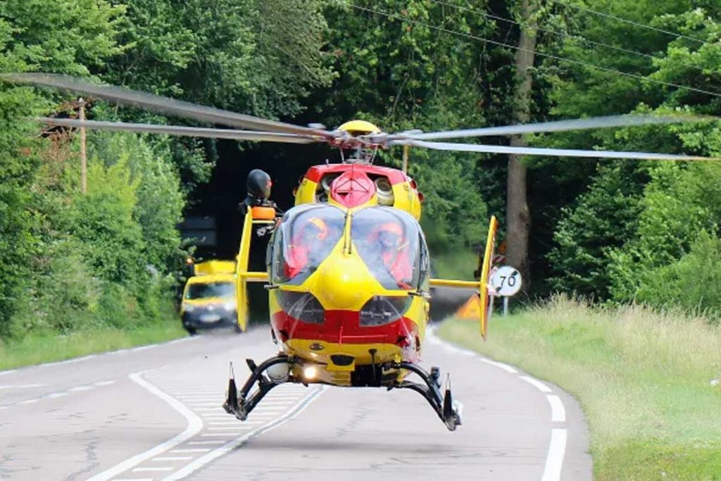 un homme gravement brûlé près d'une voiture en feu héliporté