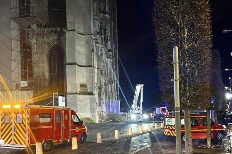 les pompiers sont intervenus en nombre à la cathédrale Saint-Pierre de Beauvais suite au déclenchement d'une alarme incendie
