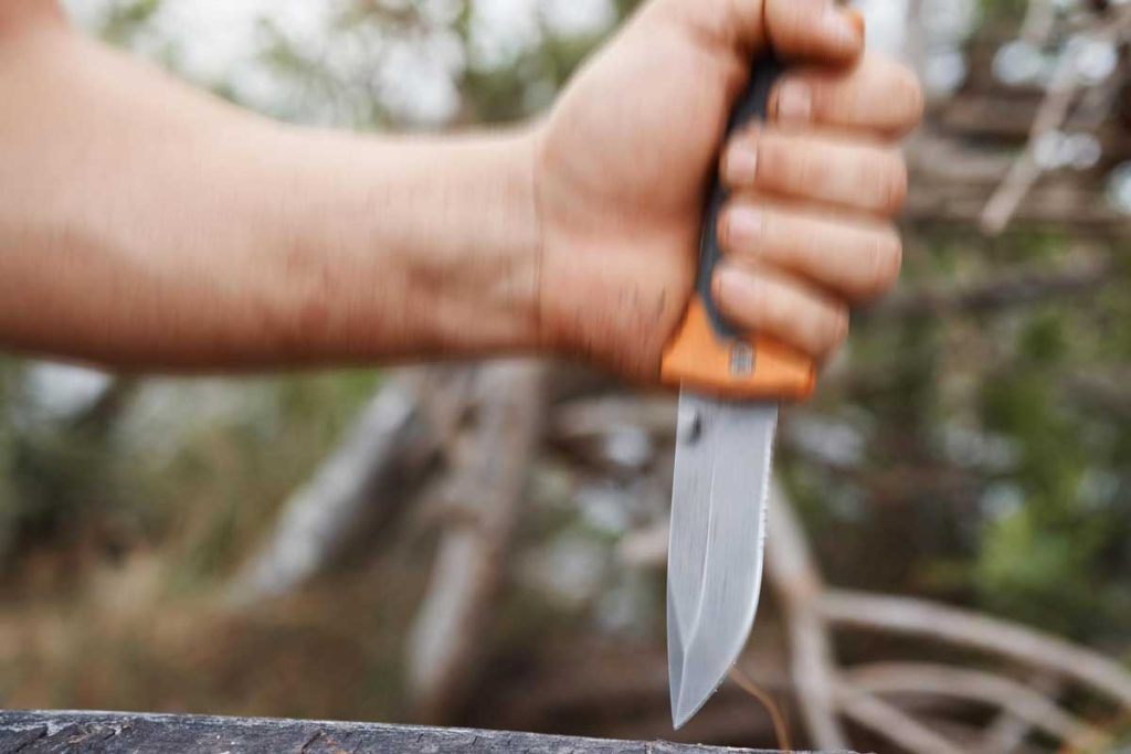 un employe attaque son patron avec une scie et un couteau