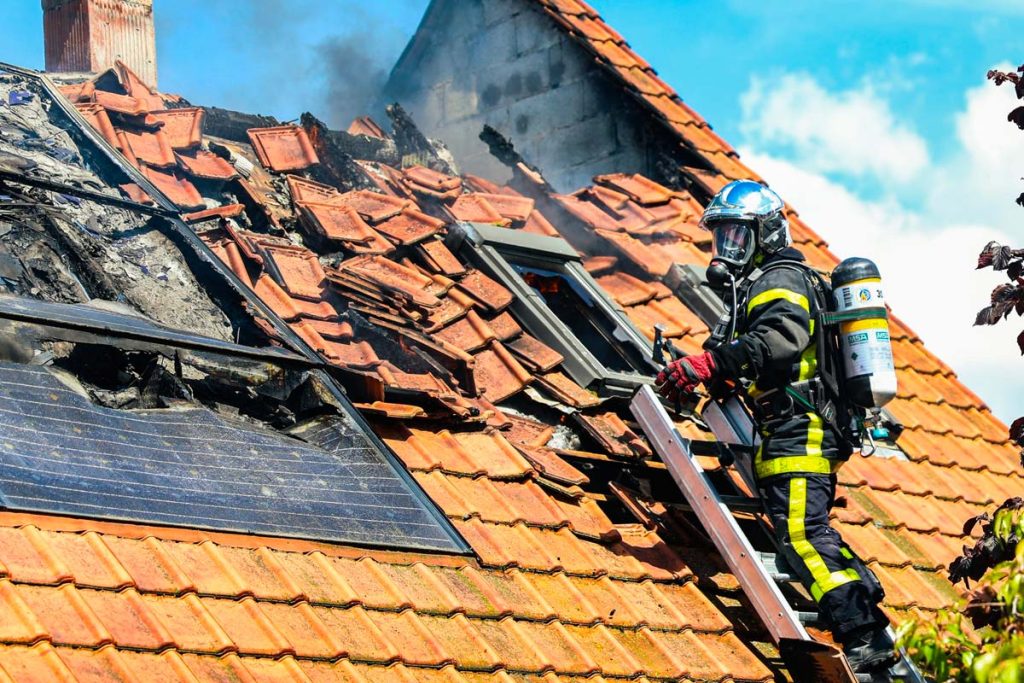 feu panneaux photovoltaiques toiture