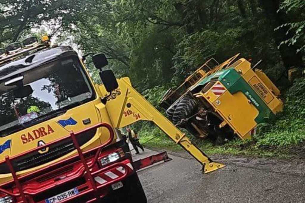 foret de mennevret bloquee par un engin agricole
