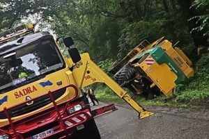 foret de mennevret bloquee par un engin agricole