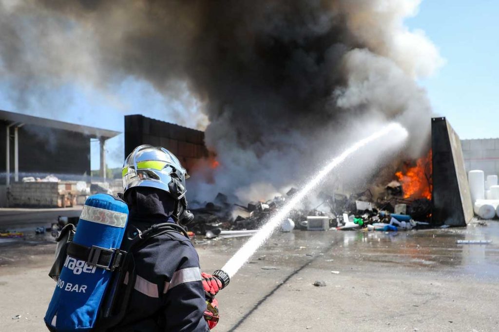 incendie au centre de tri de rochy condé