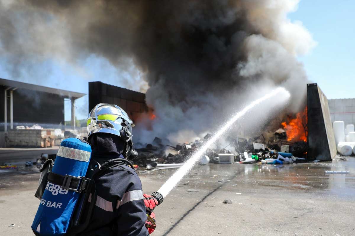 incendie au centre de tri de rochy condé