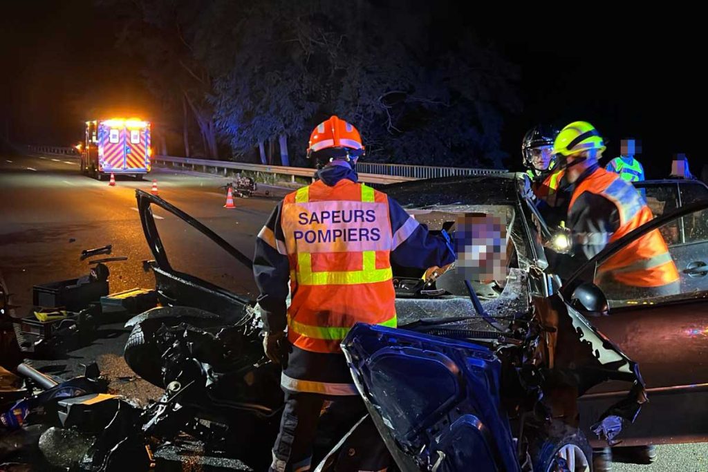 voiture bloquée sous rambarde sécurité