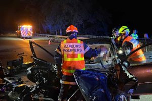 voiture bloquée sous rambarde sécurité