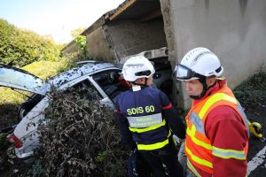 voiture encastre mur beauvais