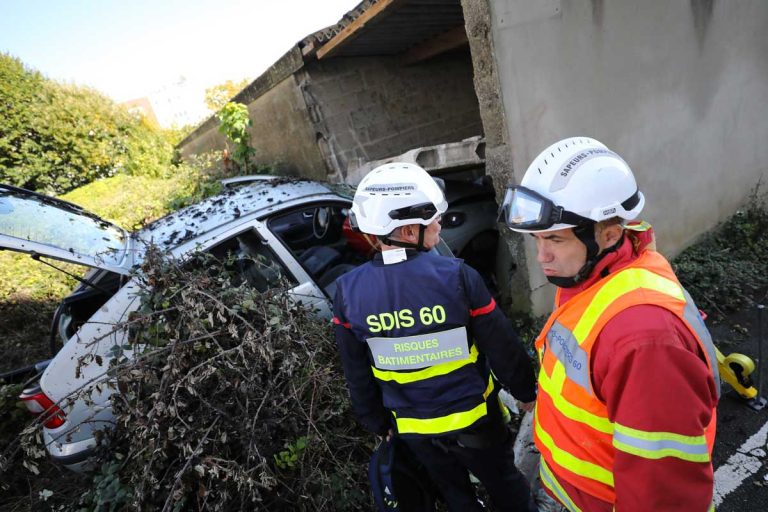 voiture encastre mur beauvais