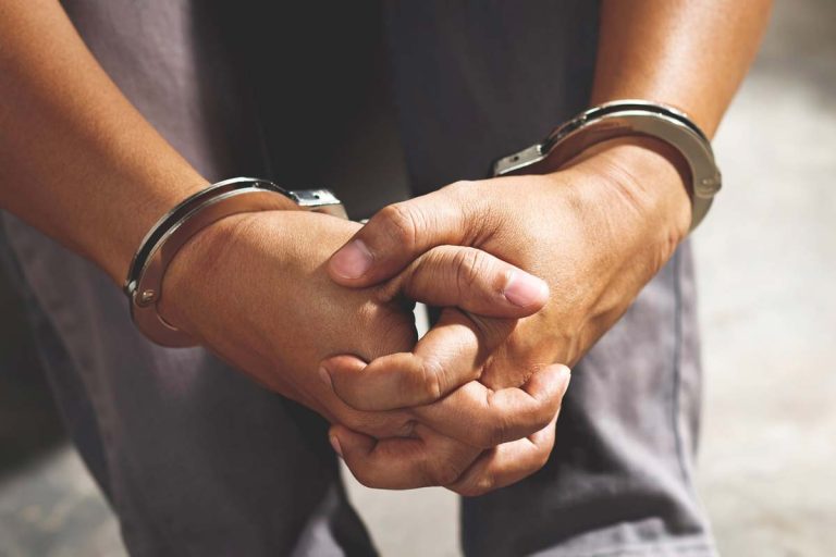 arrestation menotte