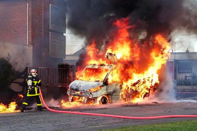 camion des decorations de noel prend feu ham