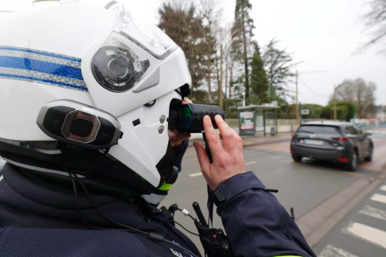 policier radar limitation