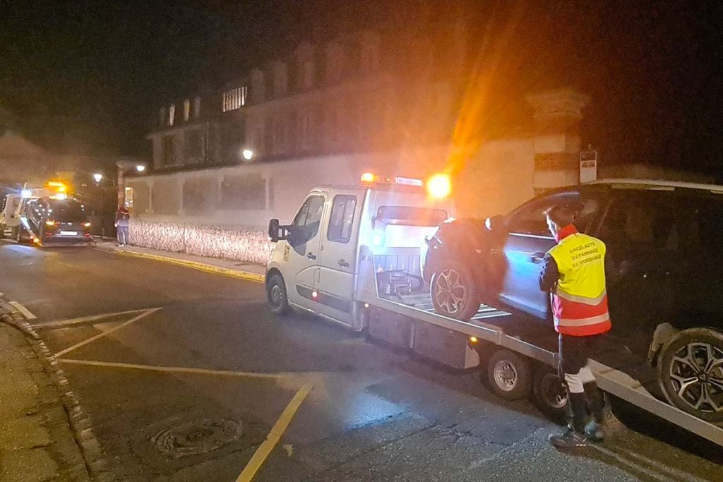 plusieurs vehicules embarques par les gendarmes