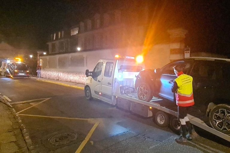 plusieurs vehicules embarques par les gendarmes