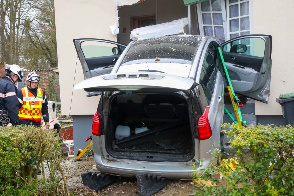 une voiture encastree maison saint just en chausseee