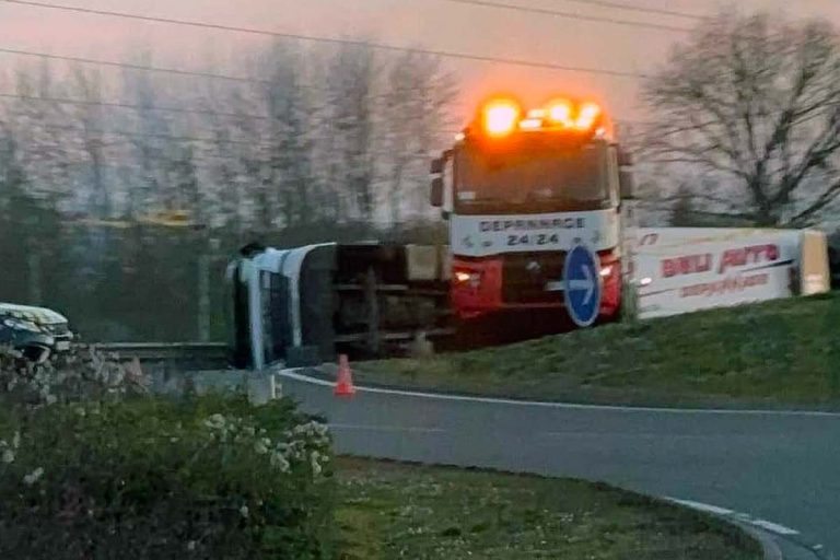 Près de Compiègne : un camion finit couché dans un rond-point
