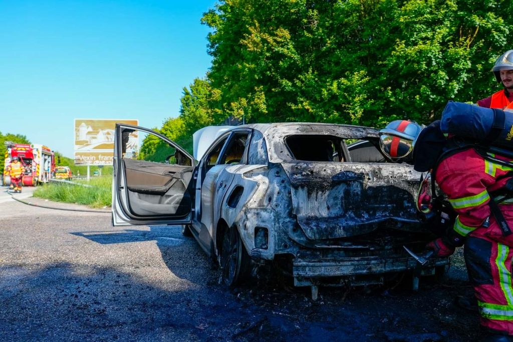 voiture electrique en feu a16