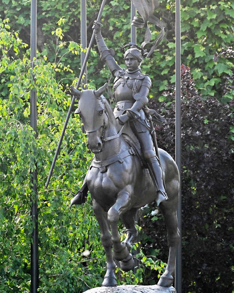 Nouvelle vie pour un emblème : La statue dorée de Jeanne d'Arc illumine Compiègne