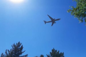 avion de ligne dans le ciel de picardie