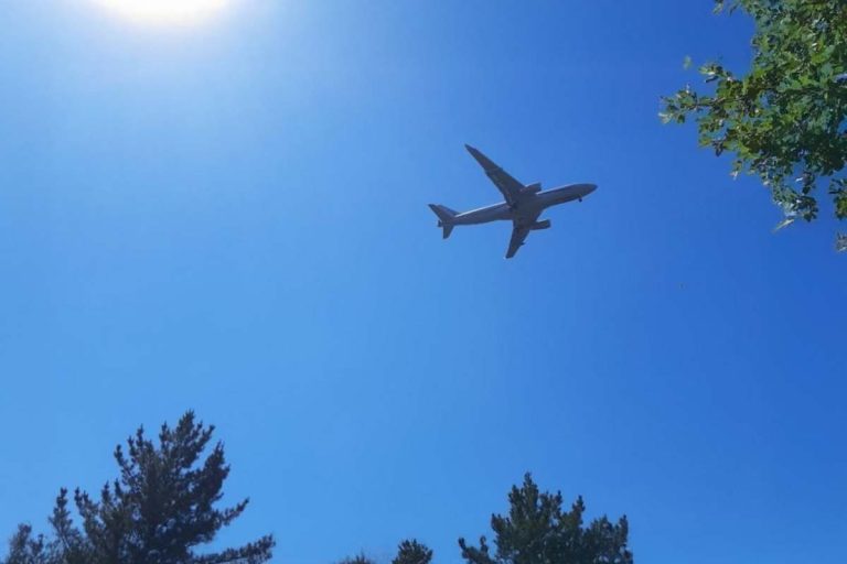 avion de ligne dans le ciel de picardie