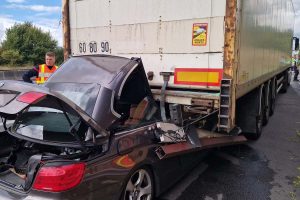 voiture encestree sous camion a1