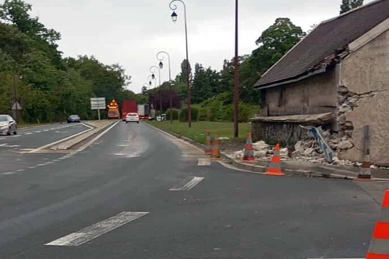 accident pneu poids lourd ermenonvlle