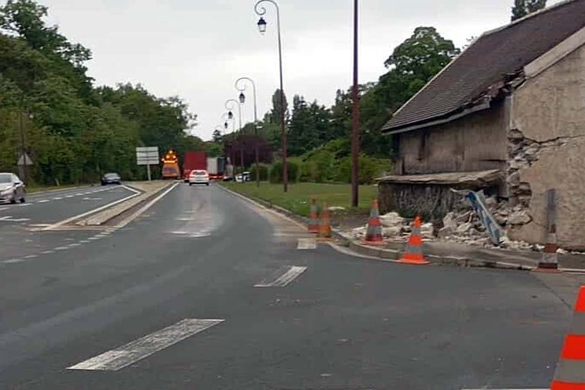 accident pneu poids lourd ermenonvlle