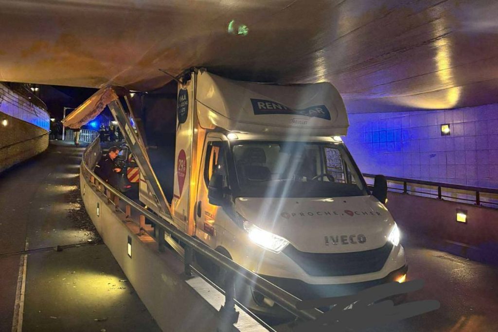 camion coince sous le tunnel de la gare de crepy en valois.