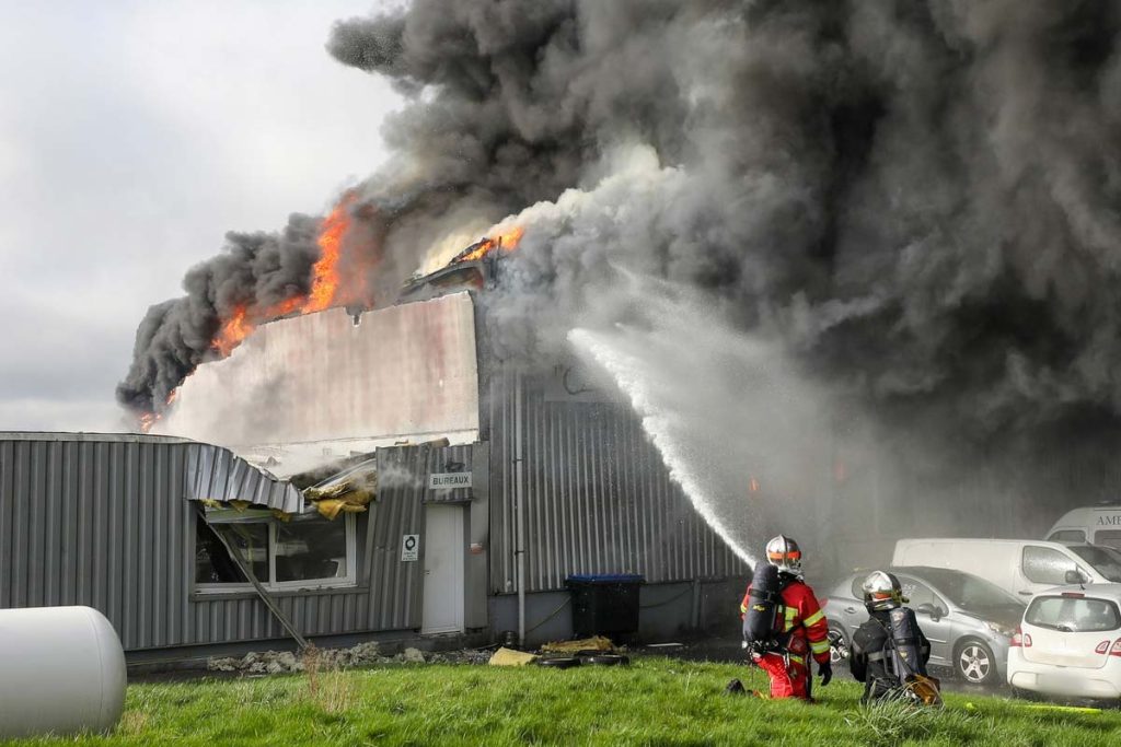 feu entrepot fleury sdis60