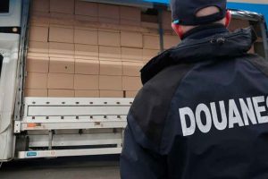 1.4 tonne de cigarettes de contrebande saisie a28